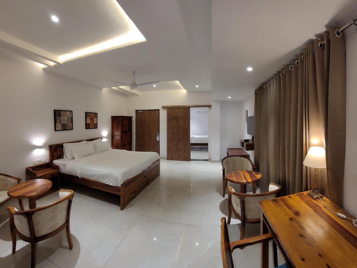 Aura Gold Resort Udaipur Ngoại thất bức ảnh